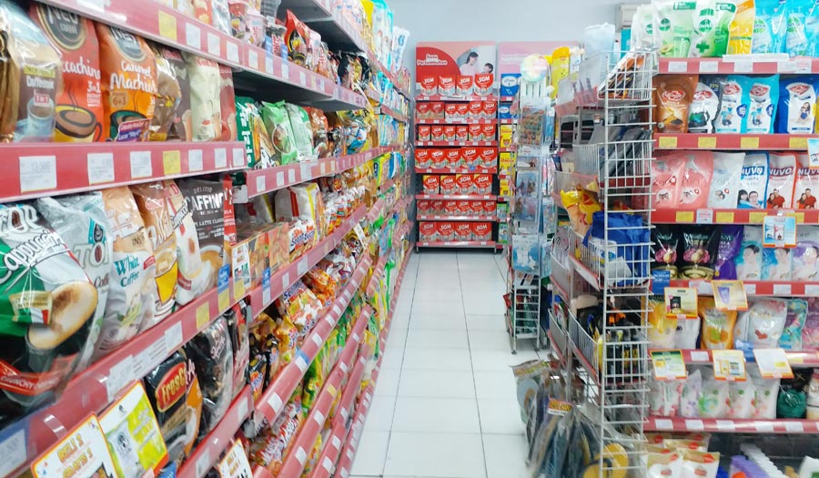 Suasana salah satu gerai toko modern.