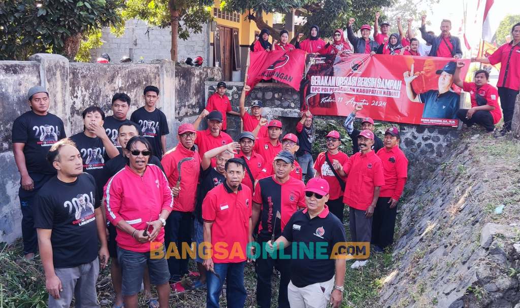 Ketua DPC PDI Perjuangan Kabupaten Kediri, Murdi Hantoro (depan kanan) yang memimpin langsung gerakan operasi bersih sampah di Sungai Desa Turus, Kecamatan Gurah. FOTI: Muji Harjita/BANGSAONLINE