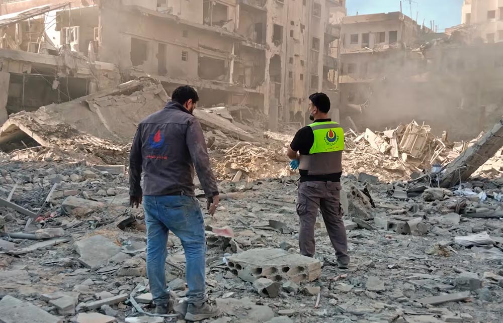 Para pekerja memeriksa lokasi serangan Israel di kota Tyre, Lebanon selatan, pada hari Minggu (31/5/2026) kemarin. Foto: Kawant Haju / AFP via Getty Images