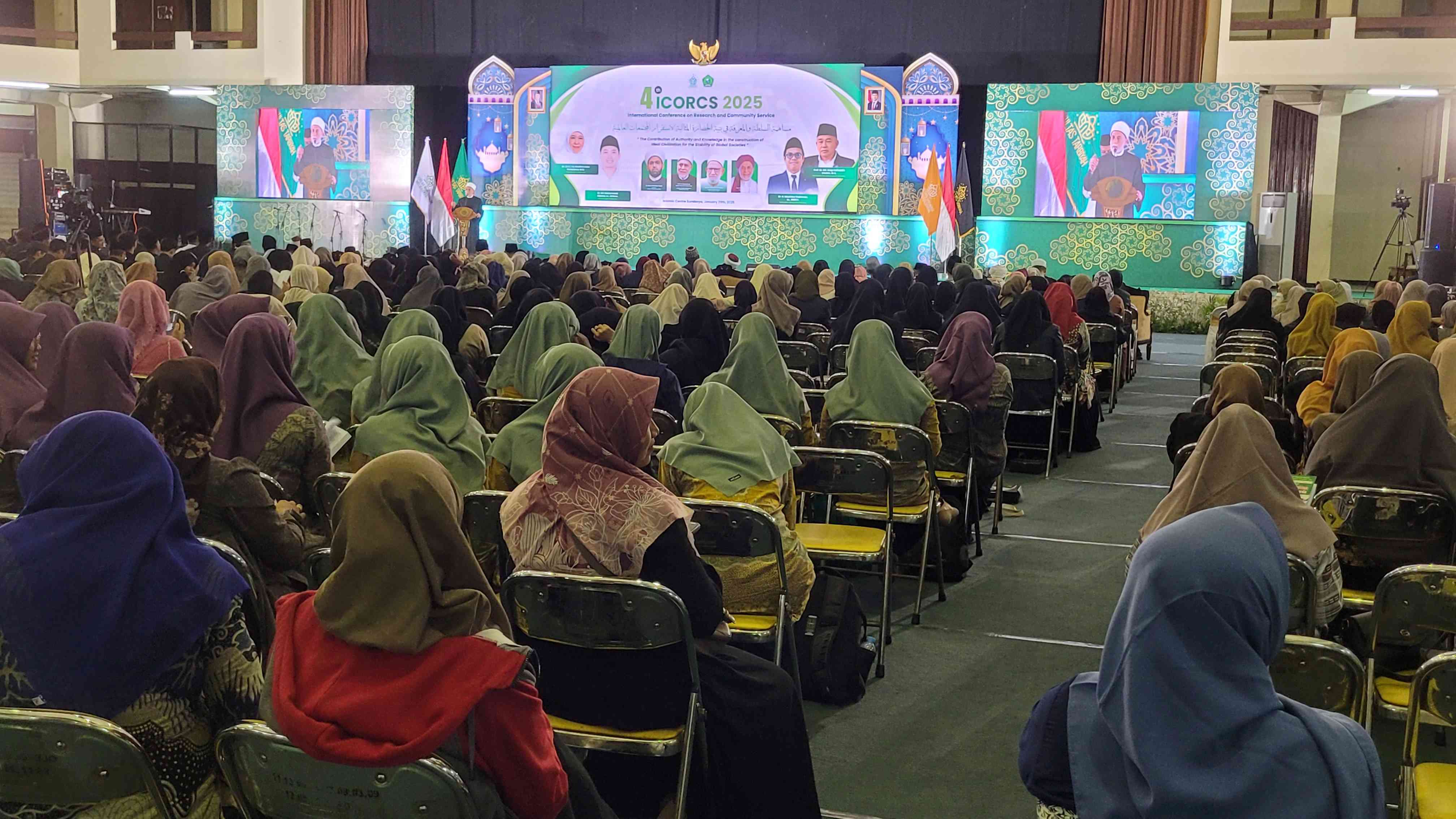 Seribu peserta menghadiri International Conference on Research and Community Service (ICORCS) 4th 2025 yang digelar Universitas KH Abdul Chalim (UAC) Pacet Mojokerto Jawa Timur di Islamic Center Jalan Dukuh Kupang Surabaya, Rabu (29/1/2025) malam. Foto: bangsaonline