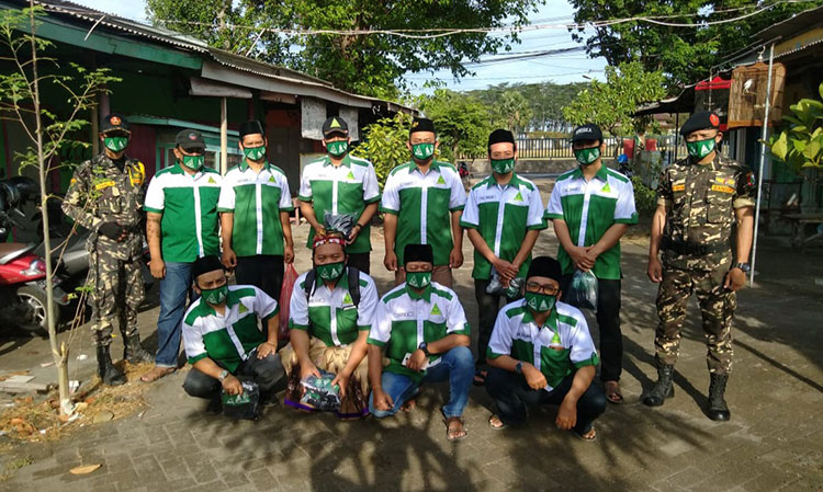 Personel yang terlibat dalam kegiatan bagi-bagi masker di Pasar Turus dan Pasar Ikan di Kecamatan Gampengrejo. (foto: ist).