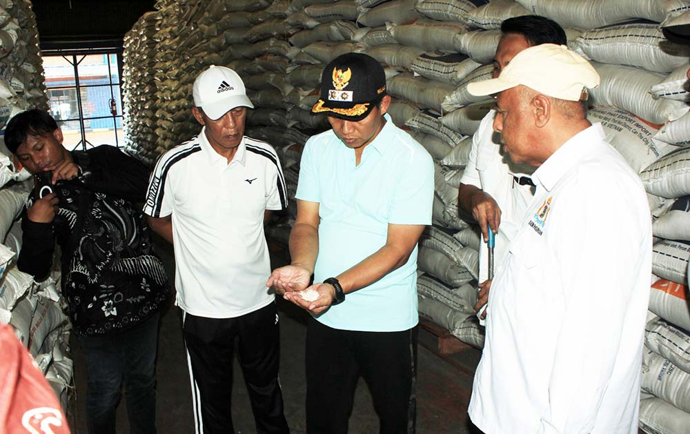 Wakil Wali Kota Pasuruan H. Nawawi saat sidak ke Bulog.