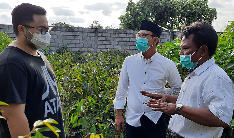 Dhito (kiri) didampingi Ketua Tim Kampanye Budi "Kanang" Sulistyono, saat melihat langsung tanaman hias, sambil mendengarkan penjelasan Soim (paling kanan). (foto: MUJI HARJITA/ BANGSAONLINE)