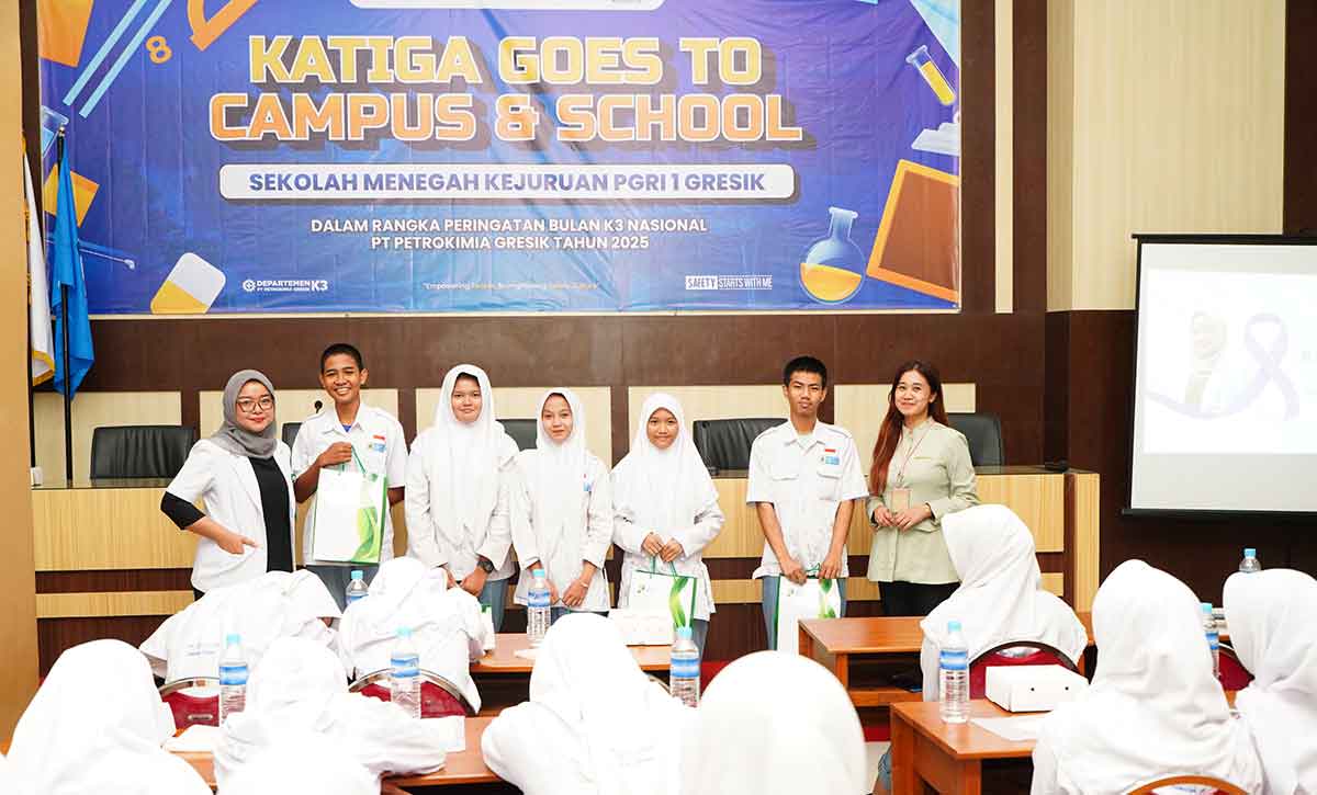Dokter dari RSPG bersama murid SMK PGRI 1 Gresik usai penyampaian materi pencegahan kanker pada K3 Goes to School. Foto: Ist