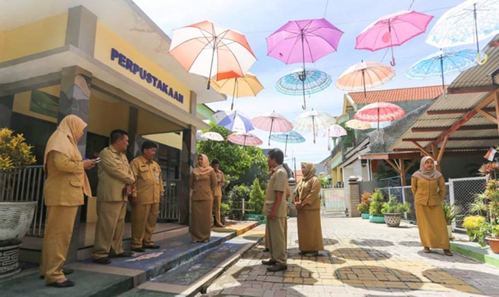 Wali Kota Mojokerto Ika Puspitasari didampingi Kepala Dinas Pendidikan saat mengunjungi sekolah.
