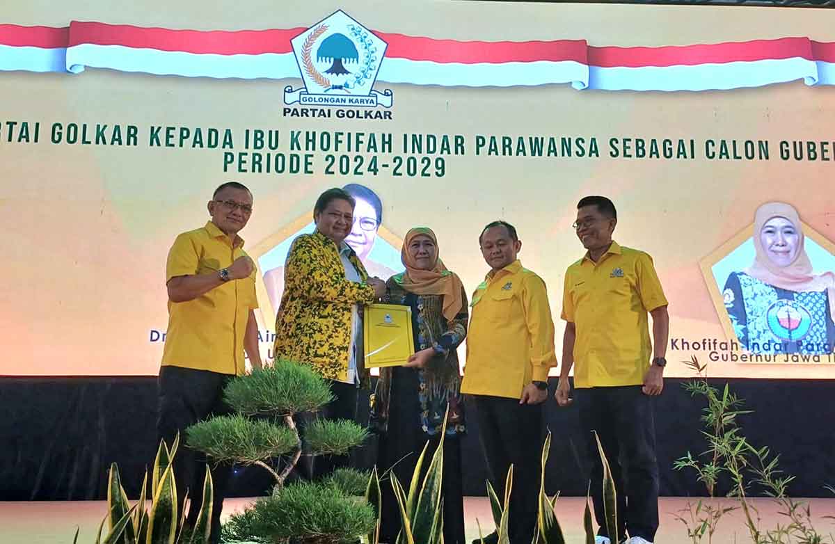 Ketua Umum DPP Partai Golkar, Airlangga Hartarto, saat memberikan rekomendasi kepada Khofifah Indar Parawansa untuk maju sebagai calon gubernur pada Pilgub Jatim 2024.