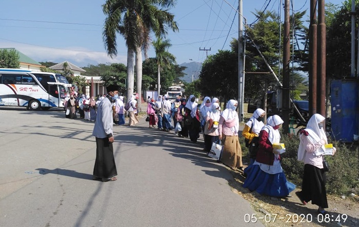 Para santriwati sedang memasuki Ponpes Lirboyo.