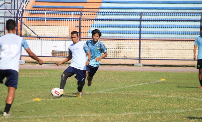 Sesi latihan perdana Persela di Stadion Surajaya.