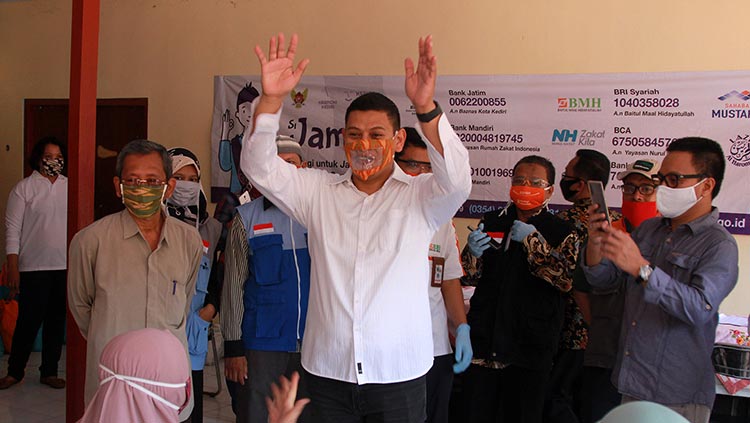 Warga Kota Kediri Bikin Masker Ramah Difabel