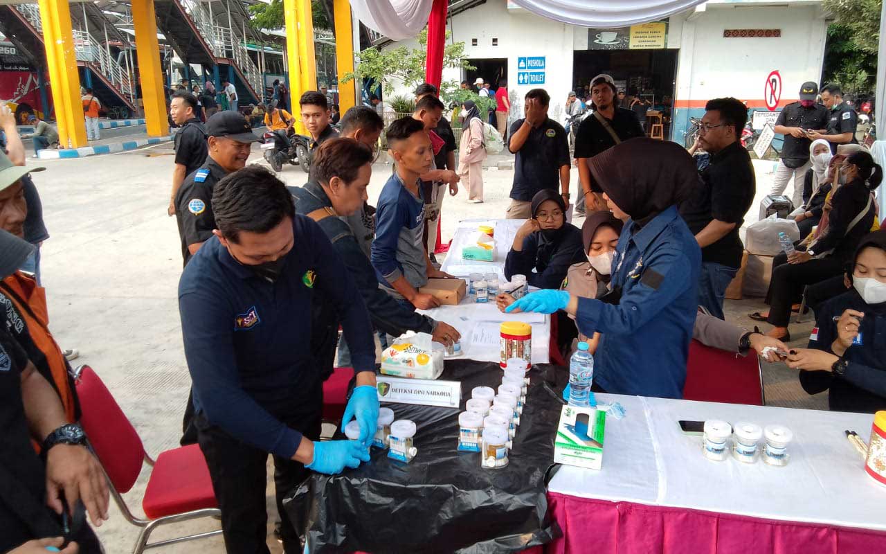 Tes urine yang digelar oleh Polda Jatim kepada para sopir bus di Terminal Purabaya, Jumat (22/12/2023).