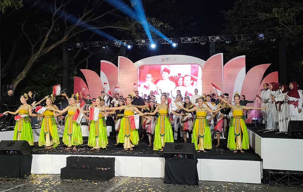 Salah satu penampilan sendratari oleh pelajar saat peringatan Bulan Bung Karno di kawasan SLG. Foto: MUJI HARJITA/ BANGSAONLINE