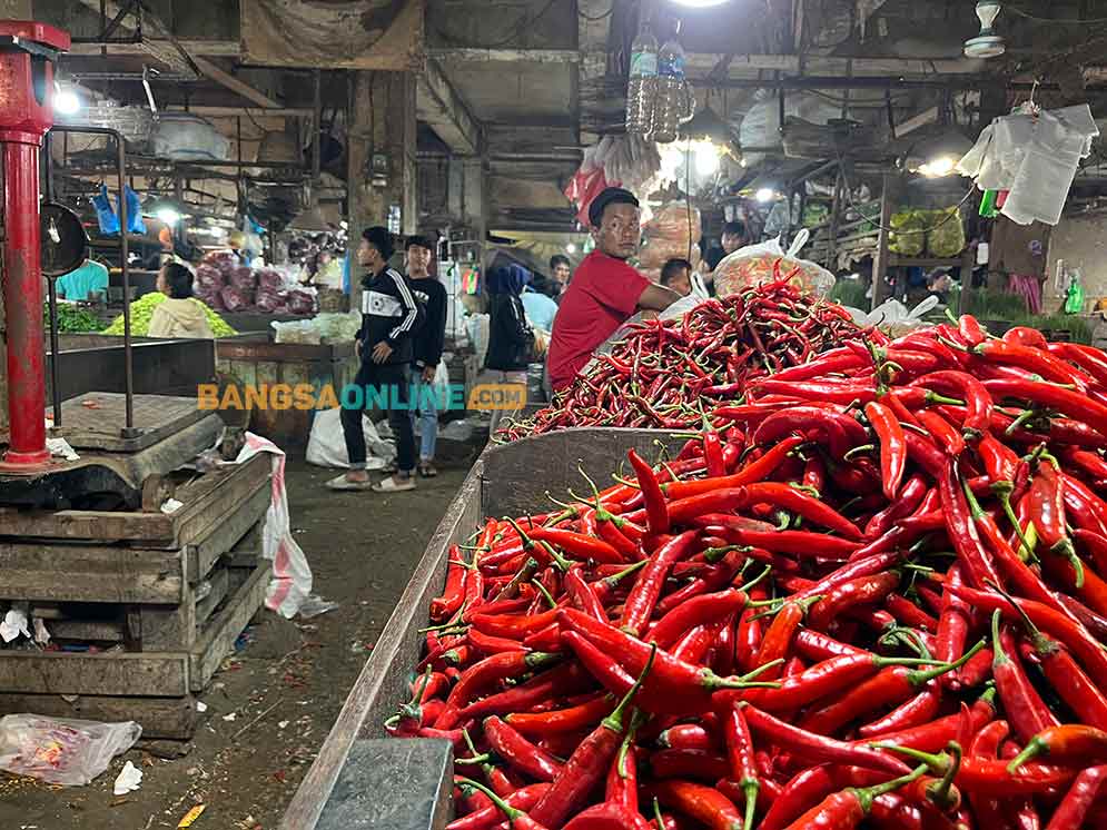 Beberapa harga sembako di Kota Batu hari ini melonjak, cabai merah besar paling tinggi. Foto: Sulthon/BANGSAONLINE.