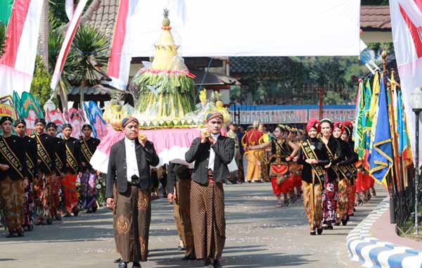 Tumpeng raksasa yang dibawa dari Alun-alun Kota Blitar ke Pendopo Kabupaten Blitar sebagai rangkaian hari jadi Kabupaten Blitar ke-691. foto: tri susanto/BANGSAONLINE
