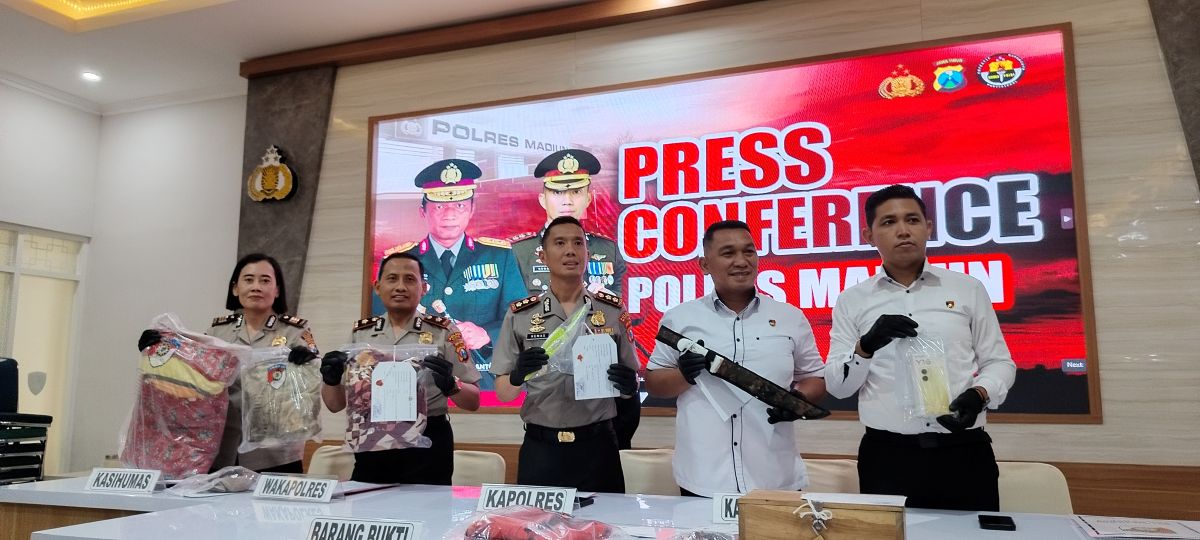 Kapolres Madiun beserta jajaran saat menunjukkan barang bukti dalam konferensi pers ungkap kasus pembunuhan wanita di Saradan