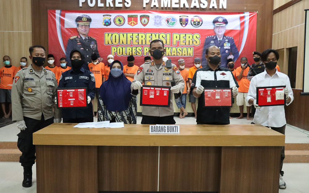 Kapolres AKBP Roqib Triyanto (tengah) didampingi Kasatnarkoba AKP Junairi Tito Atmojo dan Kasihumas AKP Nining Dyah saat konferensi pers hasil operasi tumpas narkoba, Rabu (7/9/2022).