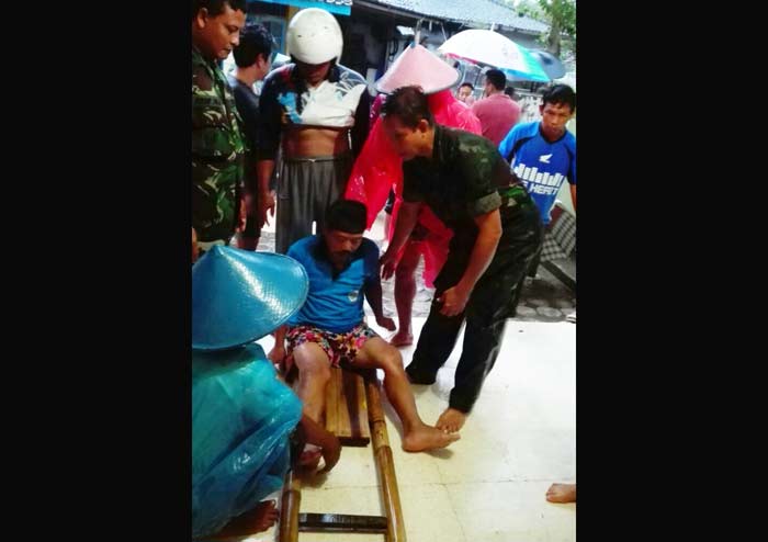 Salah seorang anggota TNI membantu proses evakuasi warga menuju tempat pengungsian.