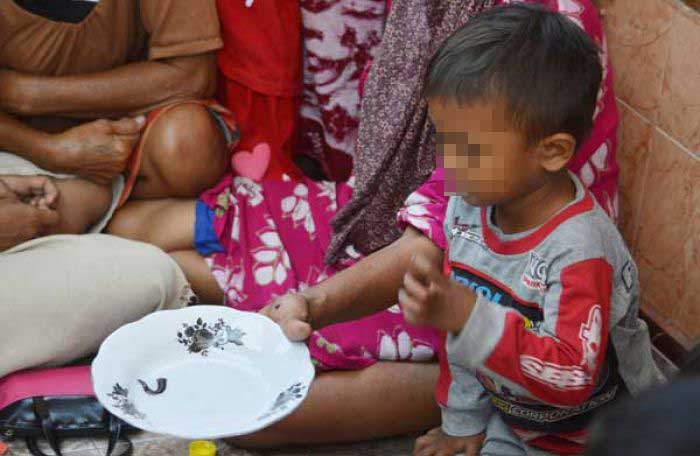 Mohammad Arisandi (5) dengan lintah hidup yang ditemukan di rongga hidungnya. foto: hadi prayitno/BANGSAONLINE