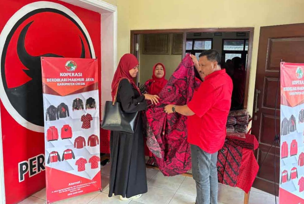 Ketua DPC PDIP Gresik, Mujid Riduan (kanan), menunjukkan batik produk Koperasi Berdikari Makmur Sejahtera PDIP Gresik. (Ist)