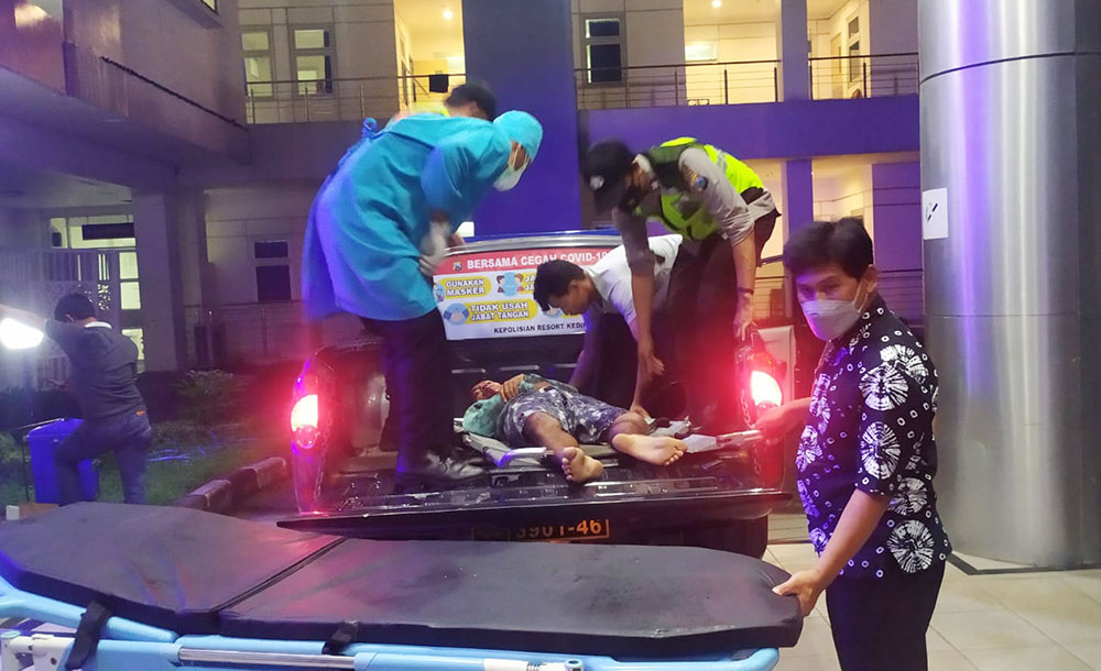 Korban laka saat dievakuasi ke RSUD Gambiran, Kota Kediri. Foto: Ist.