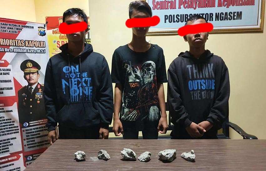Tiga dari tujuh oknum pendemo yang diamankan polisi. (foto: ist.)