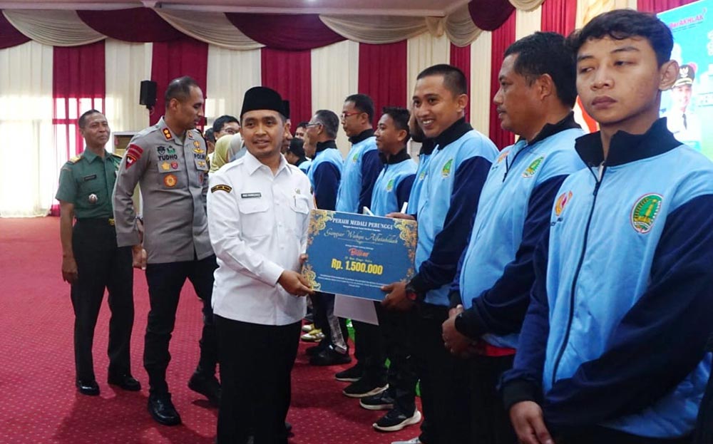 Wali Kota Pasuruan, Adi Wibowo, saat menyerahkan reward secara simbolis kepada atlet dan pelatih berprestasi.