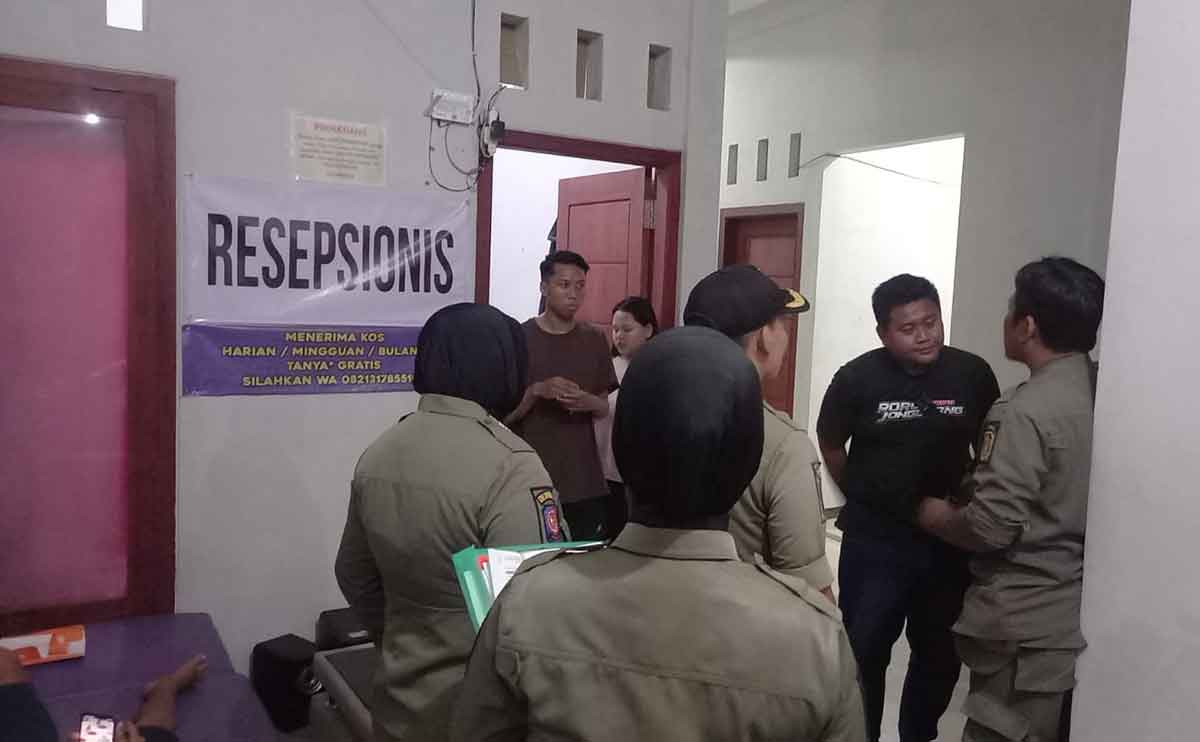 Petugas dari Satpol PP Kota Blitar saat mengamankan 2 pasangan tak resmi di rumah kos.