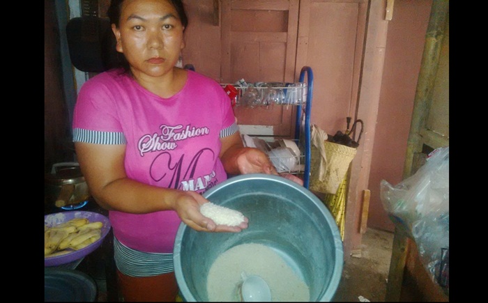 Sri, pemilik warung makan di Pacitan mengeluhkan kenaikan harga beras. foto: YUNIARDI S/BANGSAONLINE
