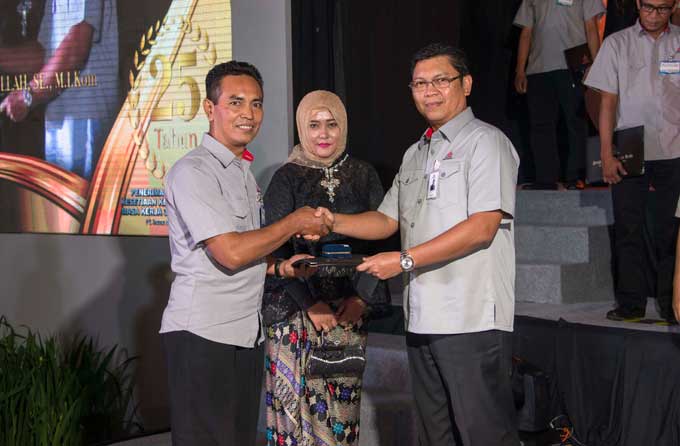 Karyawan dengan masa kerja puluhan tahun saat menerima penghargaan kesetiaan kerja dari PT. Semen Indonesia.