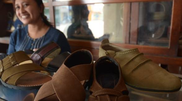 TEMBUS INTERNASIONAL - Sepatu buatan Bondowoso yang kini sudah tembus di pasar internasional. foto : sugiyanto/BangsaOnline