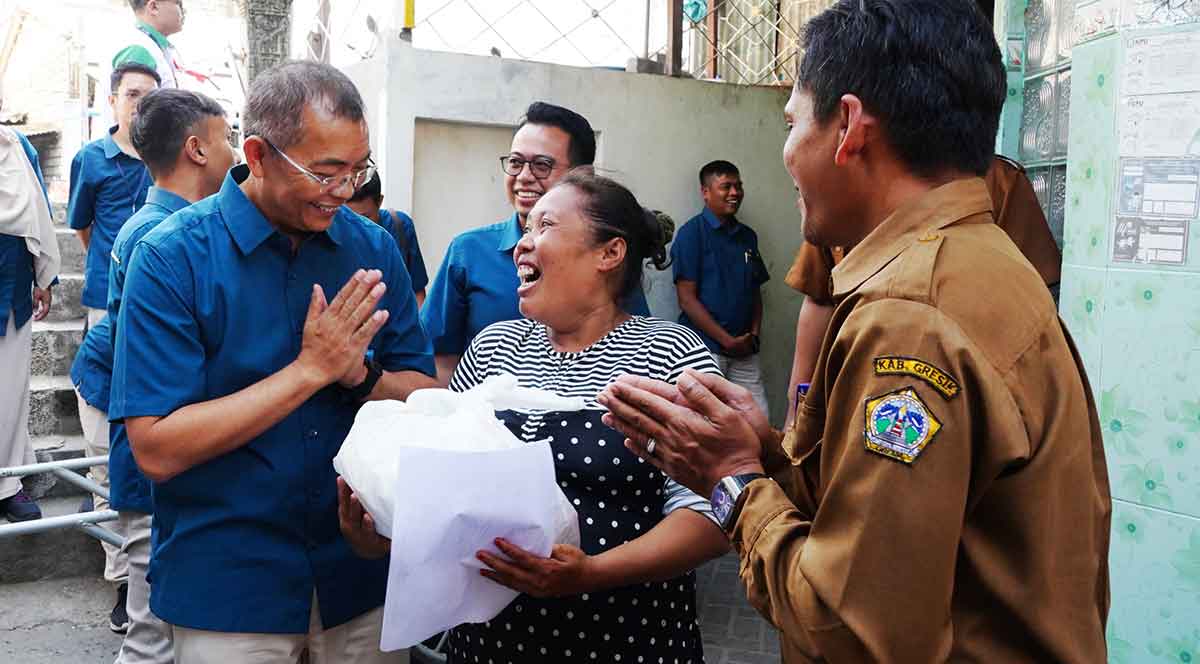 Direktur Manajemen Risiko Petrokimia Gresik, Johanes Barus (paling kiri) saat menyerahkan paket sembako kepada warga sekitar perusahaan di momen HUT ke-53 Petrokimia Gresik.