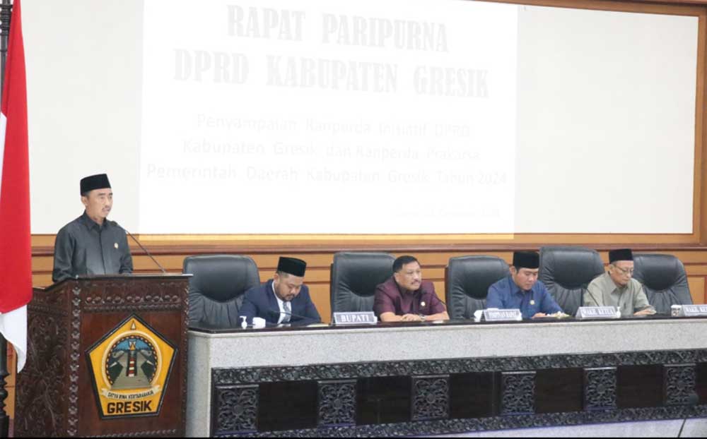 Dari kanan, Wakil Ketua DPRD Gresik, Ahmad Nurhamim, Lutfi Dawam, Mujid Riduan, dan Bupati Gresik Fandi Akhmad Yani saat paripurna penyampaian Raperda Kabupaten Gresik Tahun 2024. Foto: Ist.