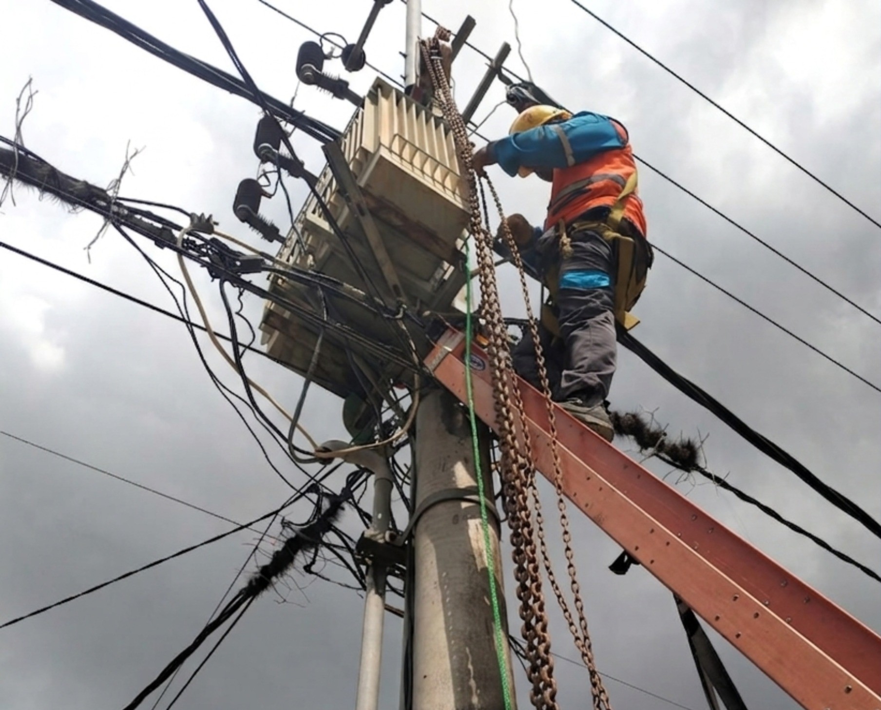 Petugas PLN ULP Pamekasan saat melakukan pemeliharaan