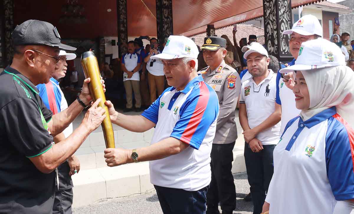 Bupati Malang saat menerima obor Porprov IX Jatim 2025.