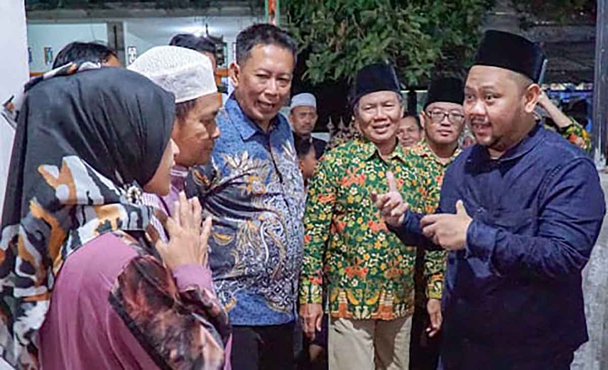 Kepala Desa Wadak Kidul Muhammad Hamam (dua dari kanan) saat mendampingi Bupati Gresik Fandi Akhmad Yani mengecek aliran air PDAM sebelum cuti kampanye Pilkada 2024. Foto: Ist