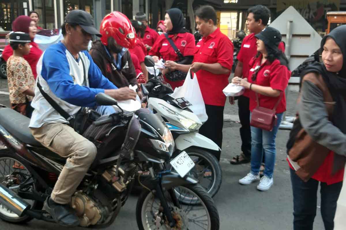 Bersama PAC, Bendahara DPC PDIP Gresik, Bagikan Ratusan Takjil