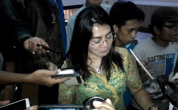 Yeni Sucipto Sekjen FITRA saat memberikan keterangan usaimengisi seminar di STAIN Kediri. foto: arif kurniawan/ BANGSAONLINE
