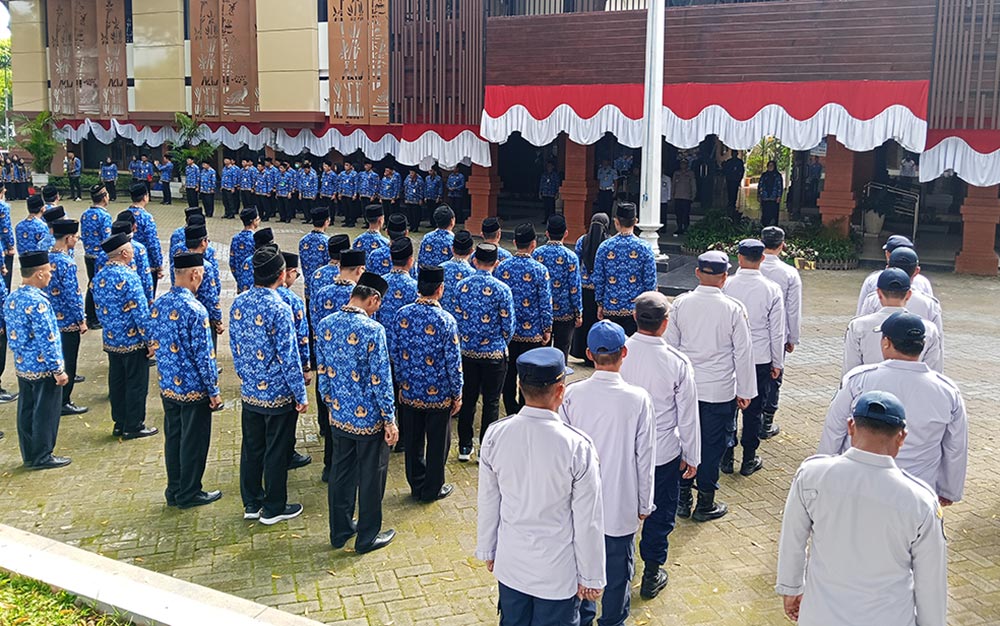 Upacara peringatan Hari Ulang Tahun (HUT) ke-54 Korps Pegawai Republik Indonesia (Korpri) di halaman Kantor Pemkab Magetan. Foto: ANTON SUROSO/HB