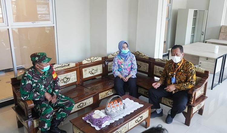 Wali Kota Mojokerto Ika Puspitasari bersama Wakil Wali Kota Achmad Rizal didampingi pihak TNI saat meninjau lokasi Rusunawa sambil mencoba santai di ruang tamunya.