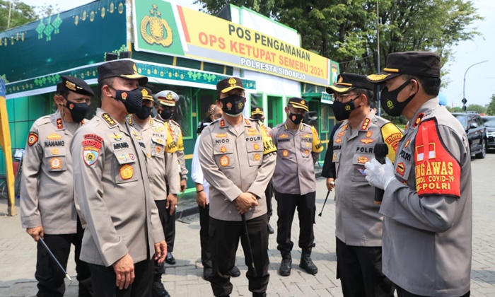 Komjen Agung Budi Maryoto didampingi Kapolda Jatim Irjen Pol Nico Afinta dan Kapolresta Sidoarjo Kombes Pol Sumardji, mendapatkan penjelasan dari Kapospam Terminal Bungurasih mengenai situasi terkini arus mudik.