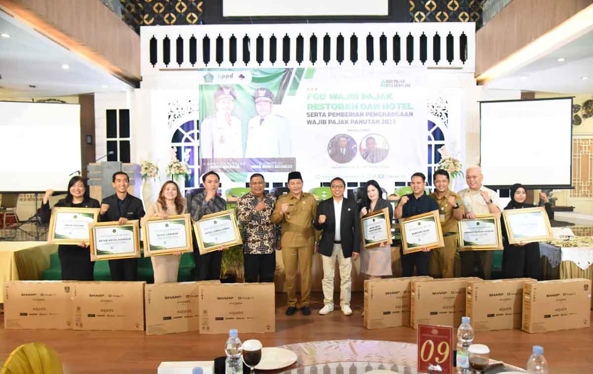 Wakil Bupati Sidoarjo, Subandi, saat menyerahkan penghargaan Wajib Pajak Panutan 2023 kategori Restoran dan Hotel. Foto: Ist