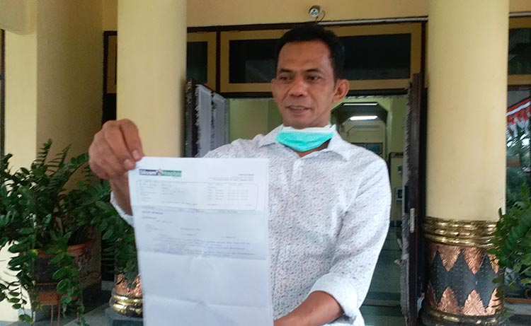 Mahmudi, Anggota DPRD Bangkalan saat memberikan penjelasan kepada media terkait hasil swab test-nya yang negatif dari RS Siloam Surabaya, Senin (11/5/2020).