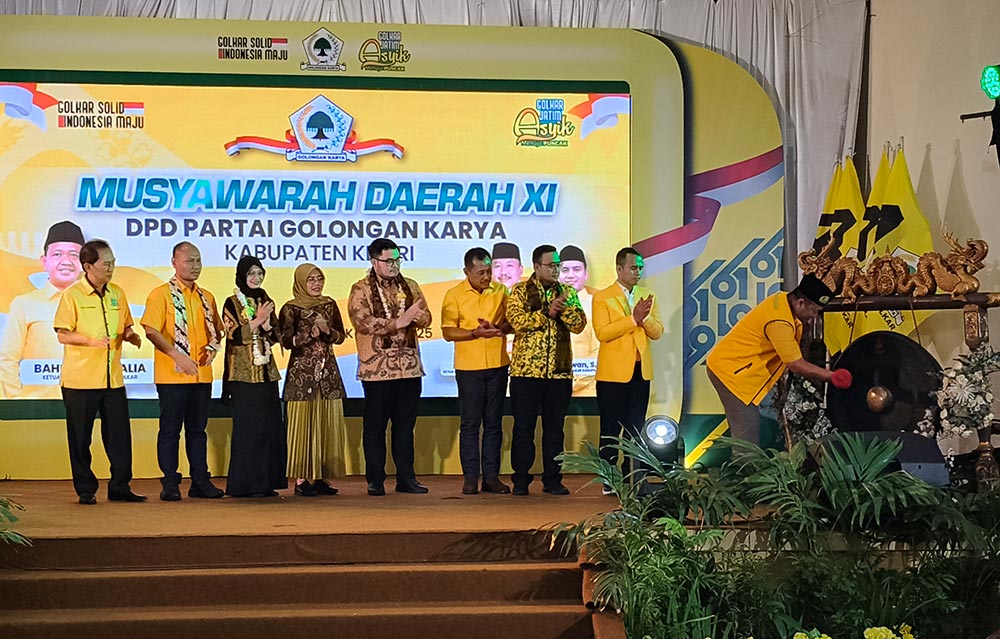 Ketua DPD Partai Golkar Provinsi Jawa Timur, Ali Mufthi, saat memukul gong sebagai tanda pembukaan Musda ke IX DPD Partai Golkar Kabupaten Kediri. Foto: MUJI HARJITA/ BANGSAONLINE