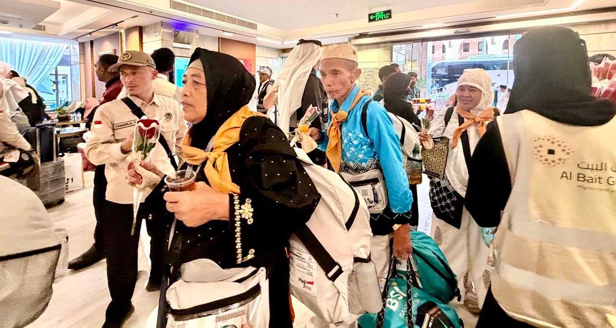 Kedatangan jemaah haji gelombang dua di Madinah langsung mendapat sambutan oleh para petugas. Foto: MCH 2026