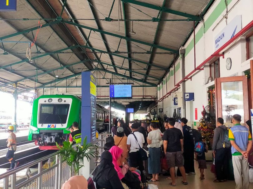 KA Bias yang dipadati penumpang di stasiun Madiun