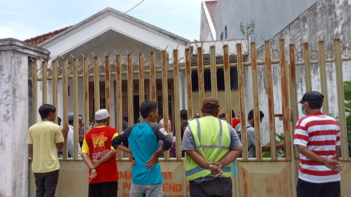 Penemuan mayat laki-laki di dalam rumah kosong milik seorang dokter.