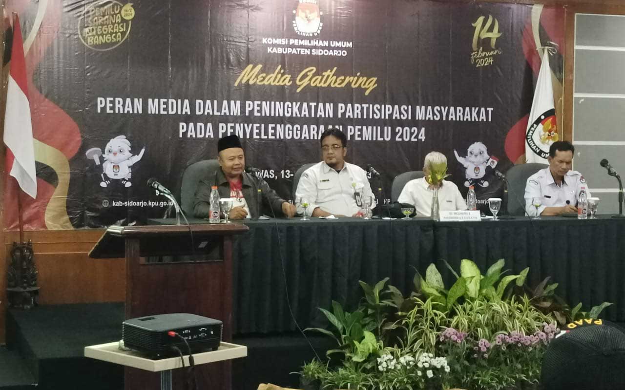 Ketua KPU Sidoarjo M Iskak (kiri) saat acara Media Gathering, Kamis (14/12/2023). Foto: Ist.