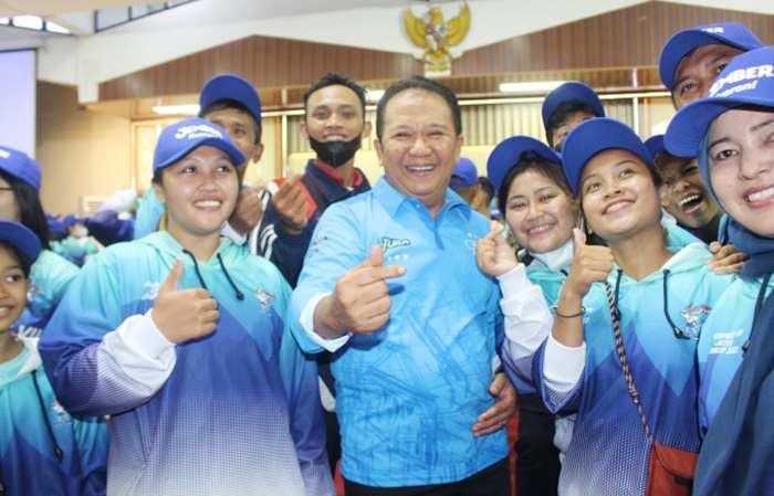 Bupati Hendy bersama Kontingen Jember Porprov VII Jatim. foto: ist.