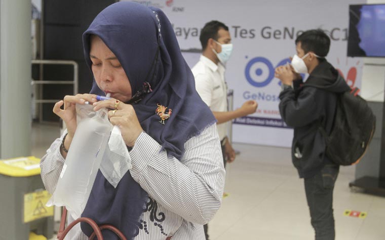 Penumpang kereta api saat menjalani deteksi Covid-19 menggunakan GeNose yang bekerja menggunakan sampel napas. foto: Bisnis/Himawan L. Nugraha