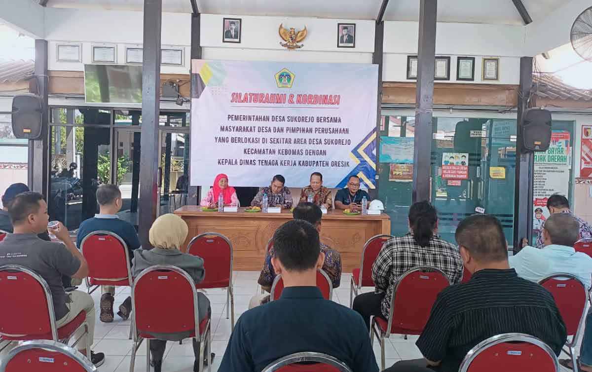 Kades Sukorejo, Fatkhur Rokhman (dua dari kanan), beserta Kepala Disnaker Gresik, Zainul Arifin (dua dari kiri), saat pertemuan dengan perusahaan. Foto: Ist
