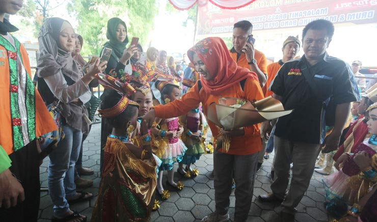 Wali Kota Mojokerto menyalami peserta Majapahit Brass Symphony Drum and Marching Competition IX Wali Kota Cup 2020.